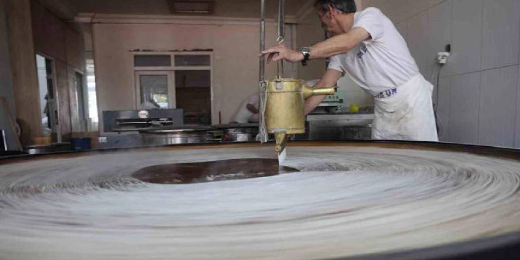 45 yıllık bakır tepsi geleneğiyle pişiyor: Kilosu 180 TL 4